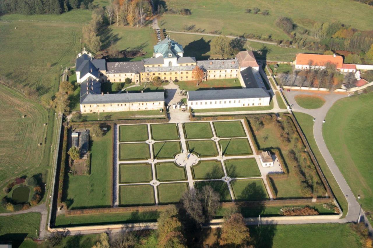Srub Na Svahu Sjezdovky V Radvanicich Radvanice  Exterior photo