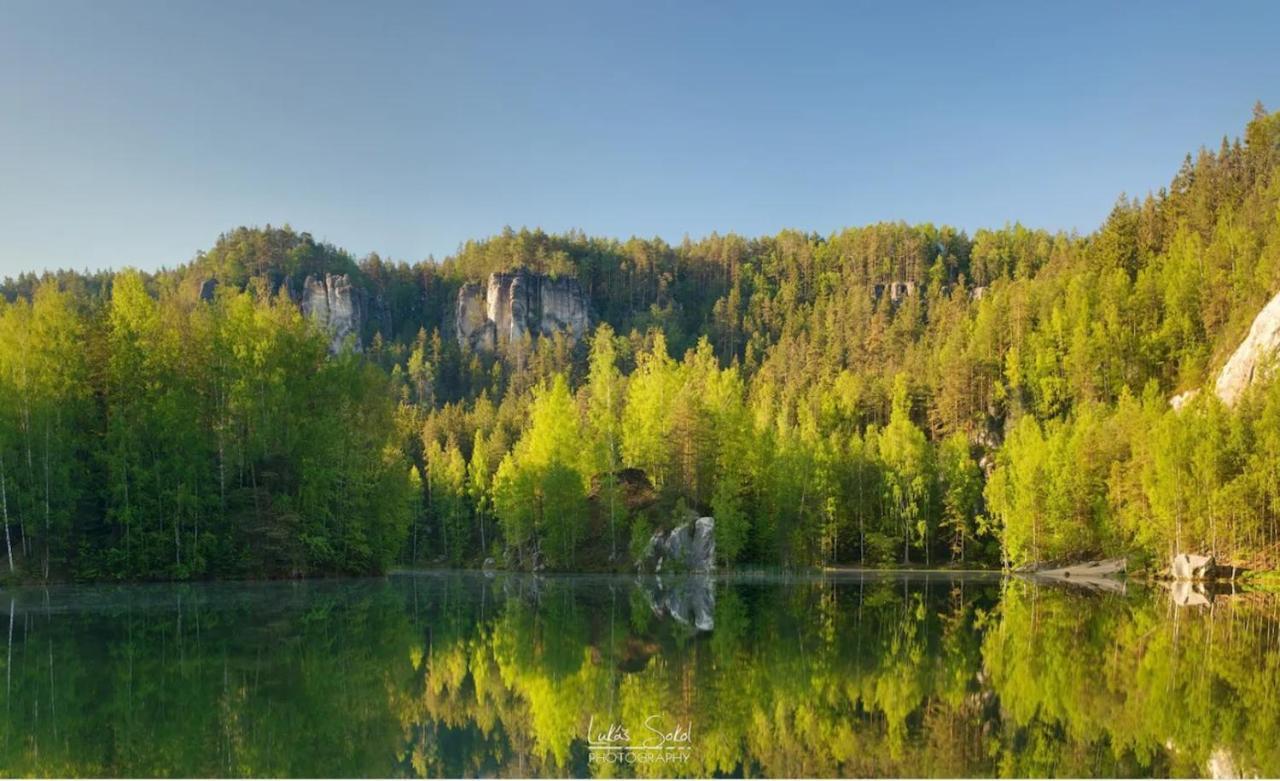 Srub Na Svahu Sjezdovky V Radvanicich Radvanice  Exterior photo